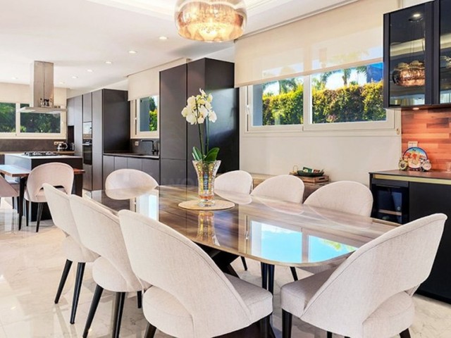 Villa con 7 Dormitorios  en Nueva Andalucía