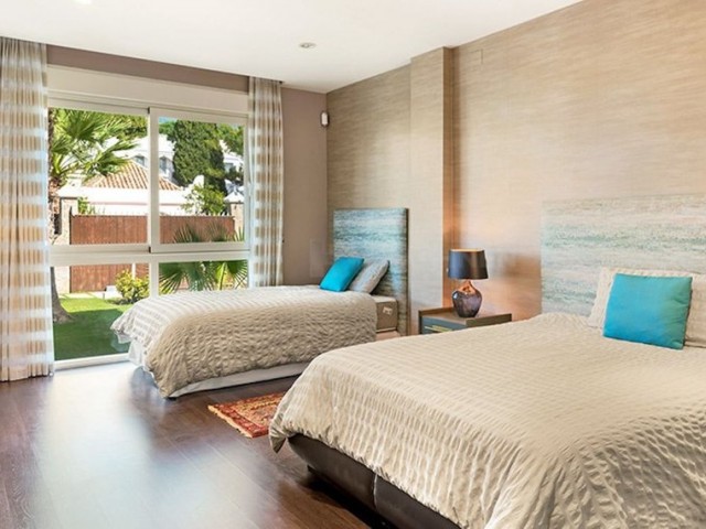 Villa con 7 Dormitorios  en Nueva Andalucía