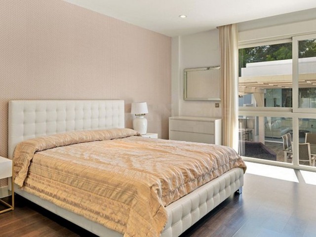 Villa con 7 Dormitorios  en Nueva Andalucía