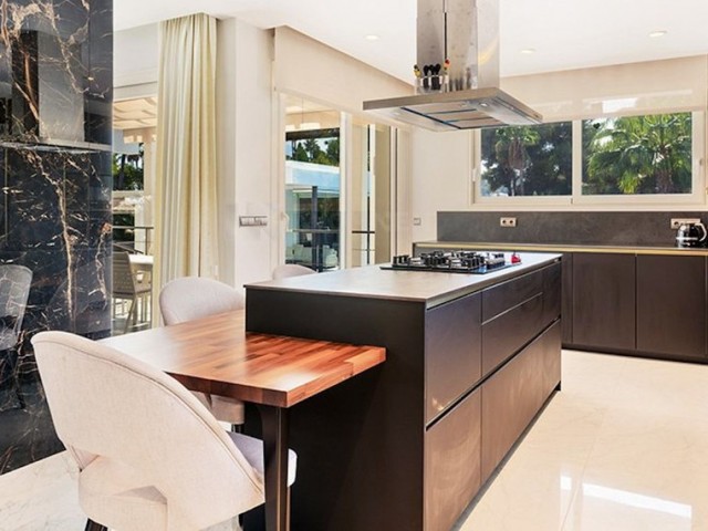 Villa con 7 Dormitorios  en Nueva Andalucía