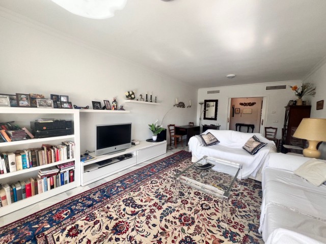 2 Bedrooms Apartment in Guadalmina Baja