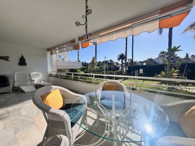 2 Bedrooms Apartment in Guadalmina Baja