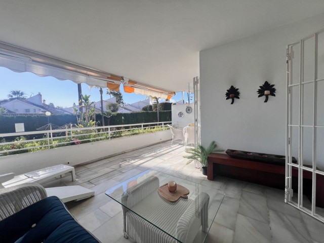 2 Bedrooms Apartment in Guadalmina Baja