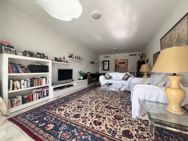 2 Bedrooms Apartment in Guadalmina Baja