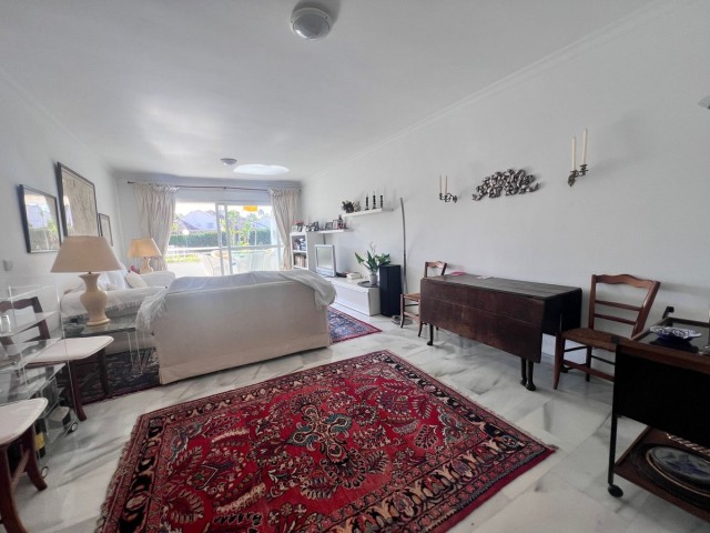 2 Bedrooms Apartment in Guadalmina Baja