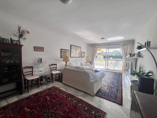2 Bedrooms Apartment in Guadalmina Baja