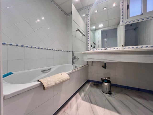 2 Bedrooms Apartment in Guadalmina Baja
