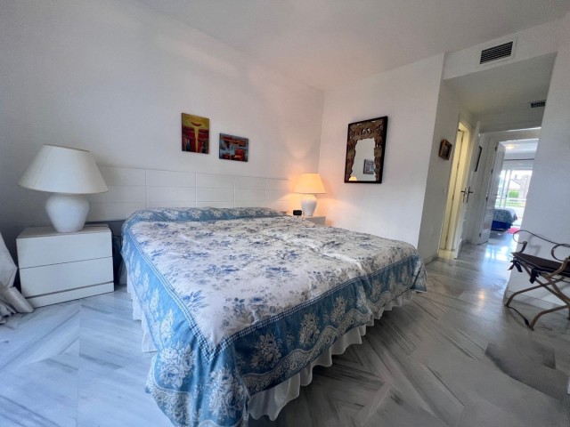 Apartamento con 2 Dormitorios  en Guadalmina Baja