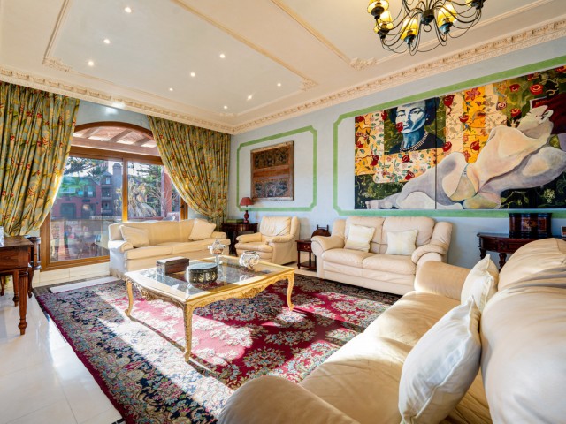 5 Bedrooms Apartment in Guadalmina Baja