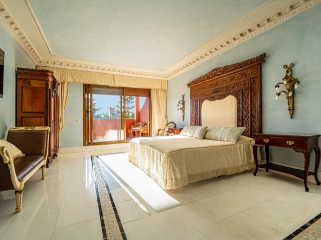 5 Bedrooms Apartment in Guadalmina Baja