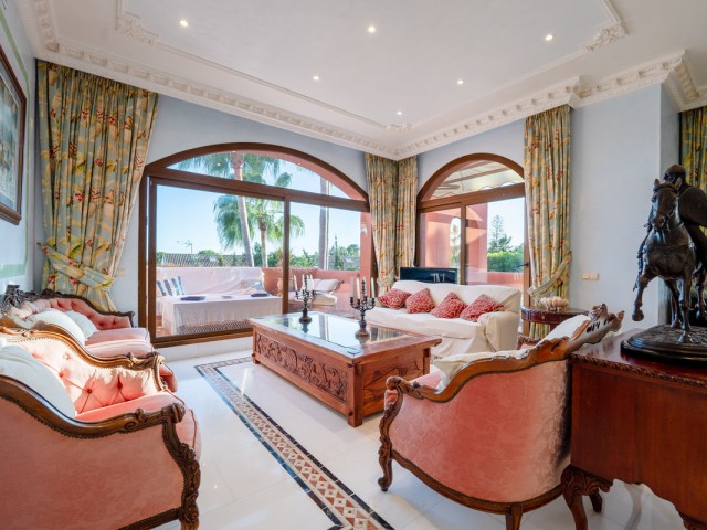 5 Bedrooms Apartment in Guadalmina Baja