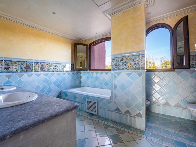 5 Bedrooms Apartment in Guadalmina Baja