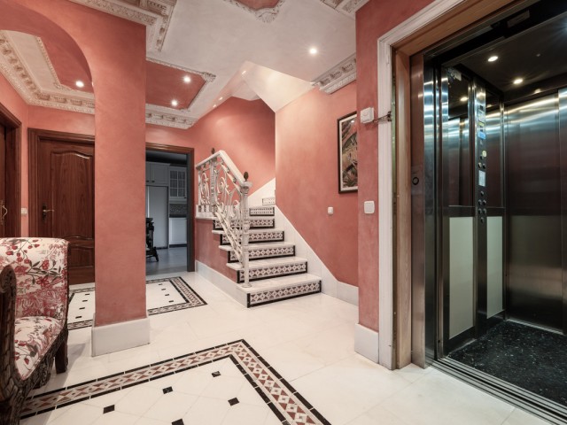 5 Bedrooms Apartment in Guadalmina Baja