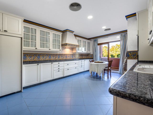 5 Bedrooms Apartment in Guadalmina Baja