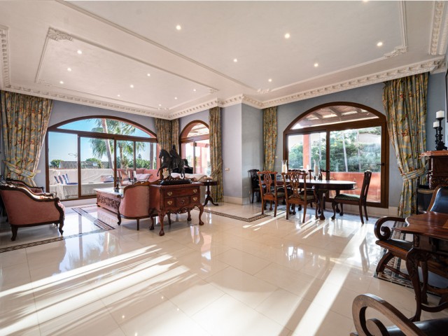 5 Bedrooms Apartment in Guadalmina Baja