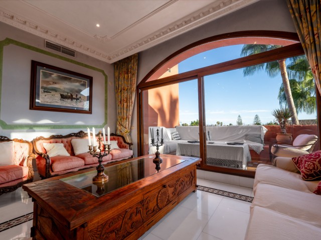 5 Bedrooms Apartment in Guadalmina Baja