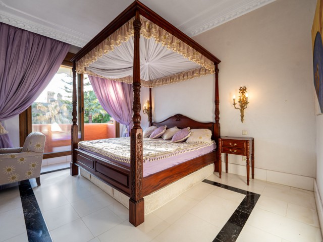 5 Bedrooms Apartment in Guadalmina Baja