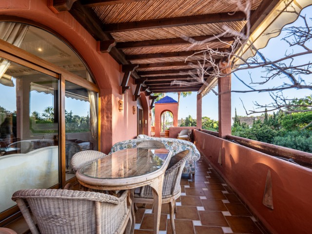 5 Bedrooms Apartment in Guadalmina Baja