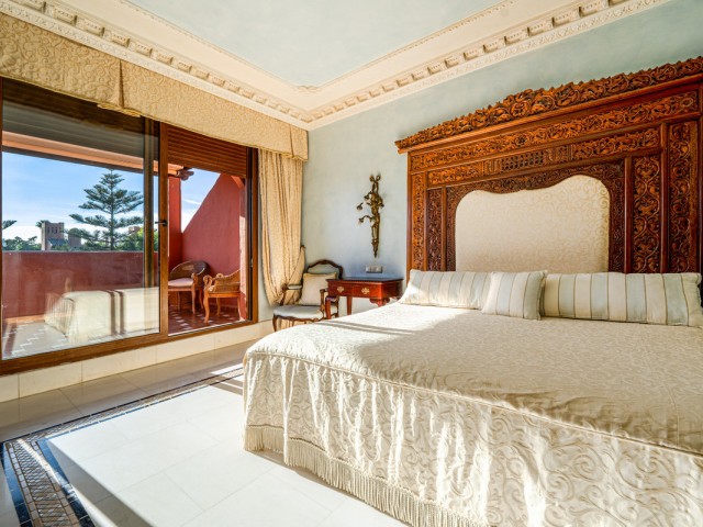 5 Bedrooms Apartment in Guadalmina Baja