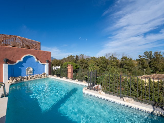 5 Bedrooms Apartment in Guadalmina Baja