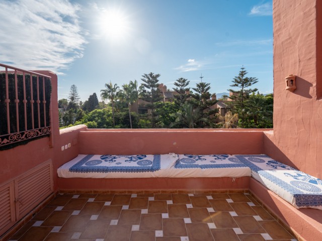 5 Bedrooms Apartment in Guadalmina Baja