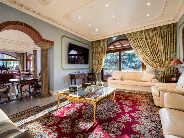5 Bedrooms Apartment in Guadalmina Baja