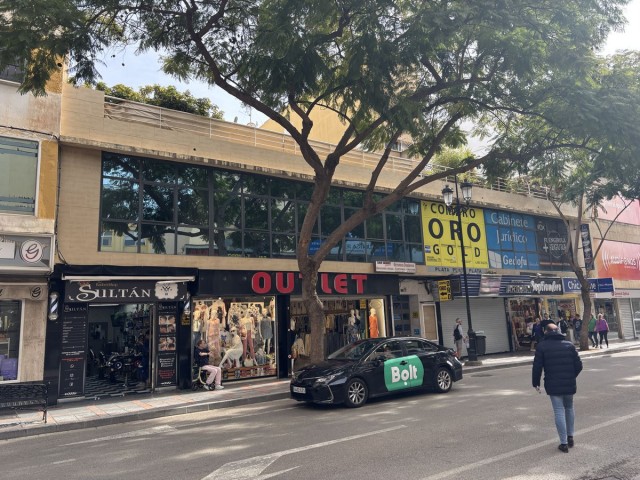 Comercial con 7 Dormitorios  en Fuengirola