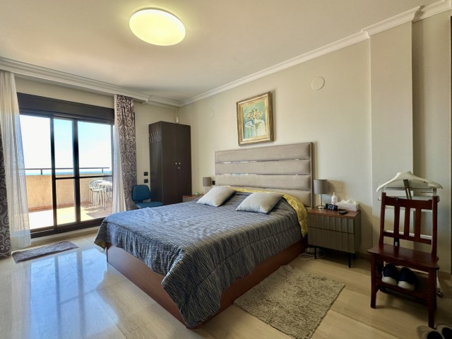 Apartamento con 3 Dormitorios  en Los Pacos