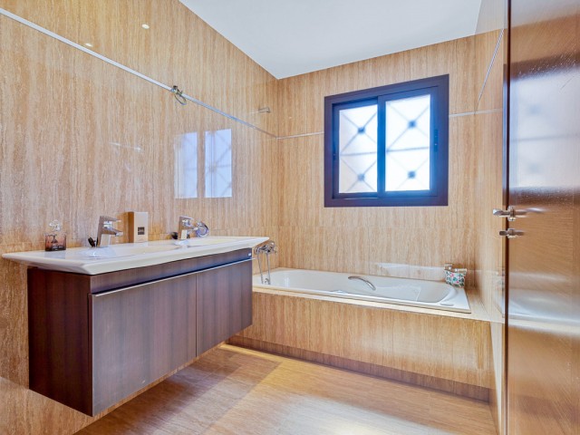Apartamento con 3 Dormitorios  en Los Pacos
