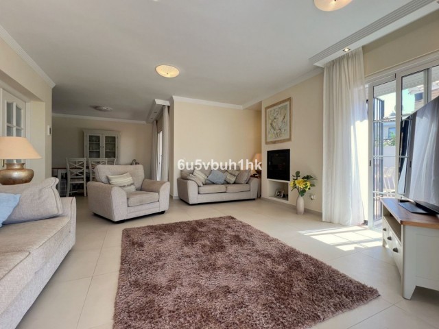 5 Bedrooms Townhouse in El Paraiso