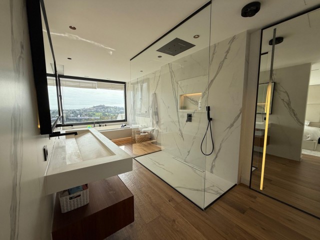 Adosado con 4 Dormitorios  en Benahavís