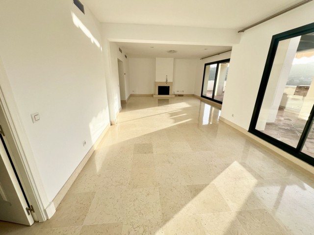 3 Bedrooms Apartment in Benahavís