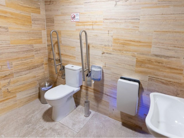 Comercial con 5 Dormitorios  en Málaga Centro