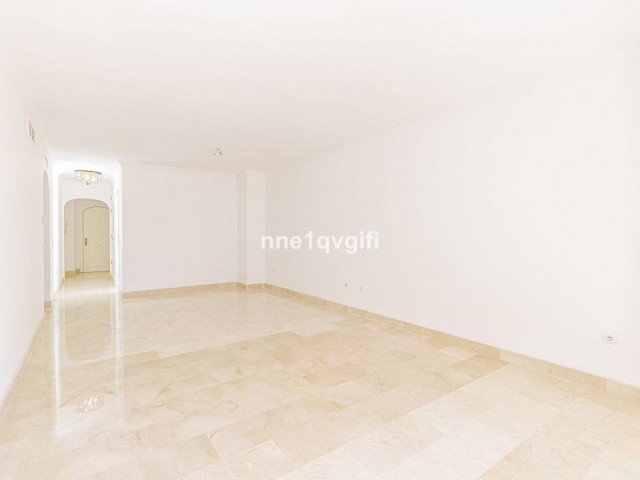 3 Bedrooms Apartment in Elviria