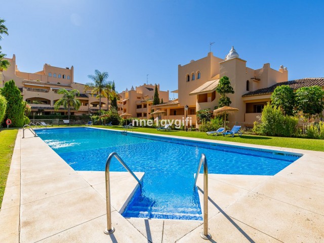 3 Bedrooms Apartment in Elviria