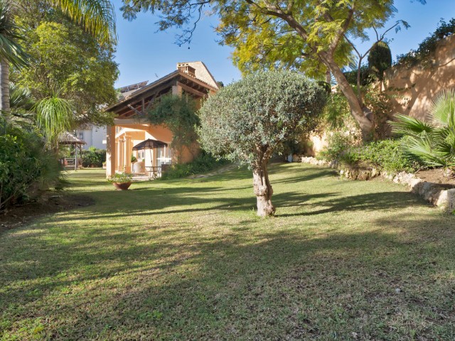 Villa con 4 Dormitorios  en Hacienda Las Chapas