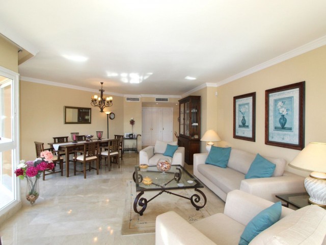 Apartamento con 3 Dormitorios  en Elviria