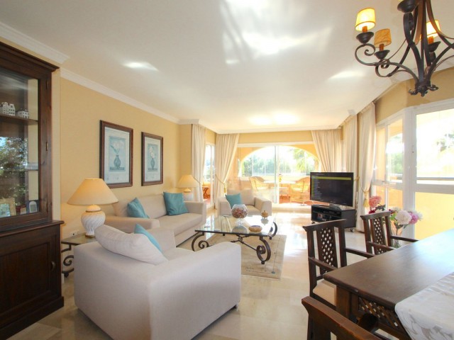 Apartamento con 3 Dormitorios  en Elviria