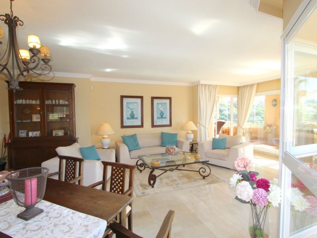 Apartamento con 3 Dormitorios  en Elviria
