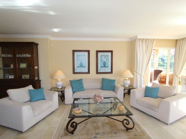 Apartamento con 3 Dormitorios  en Elviria