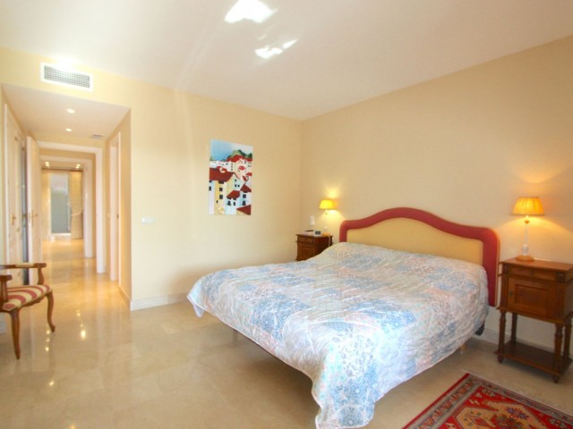 Apartamento con 3 Dormitorios  en Elviria