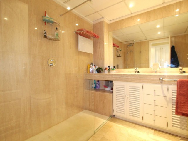 Apartamento con 3 Dormitorios  en Elviria