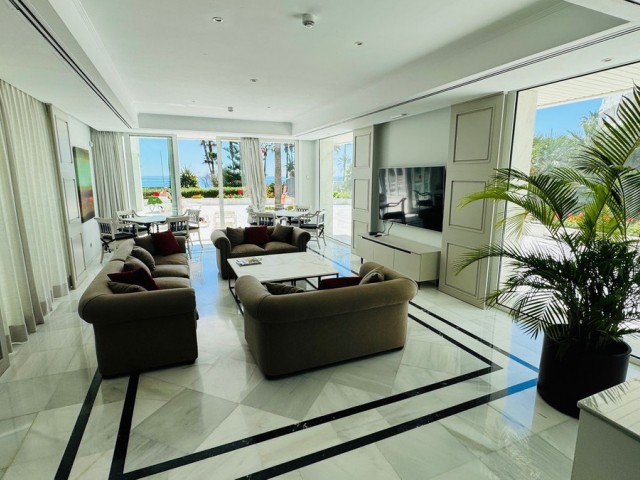 Apartamento con 3 Dormitorios  en Puerto Banús