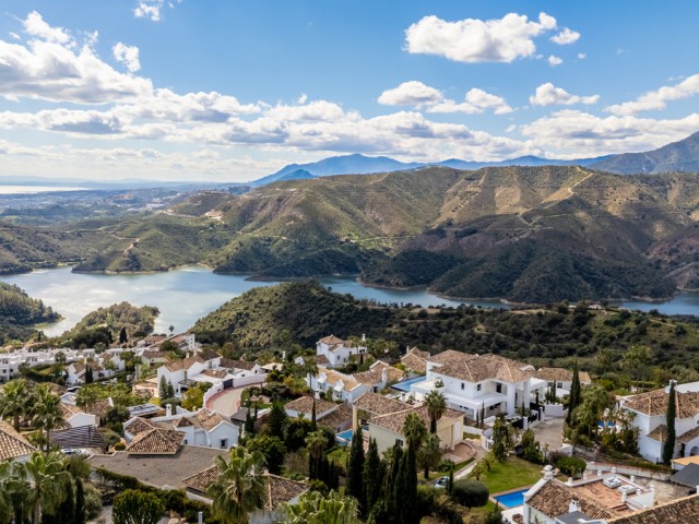 Villa avec 4 Chambres  à Istán