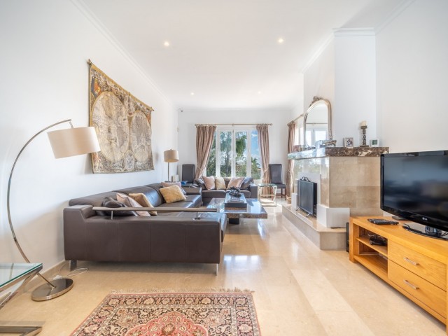 Villa avec 4 Chambres  à Istán