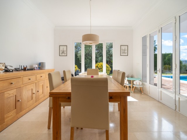 Villa avec 4 Chambres  à Istán