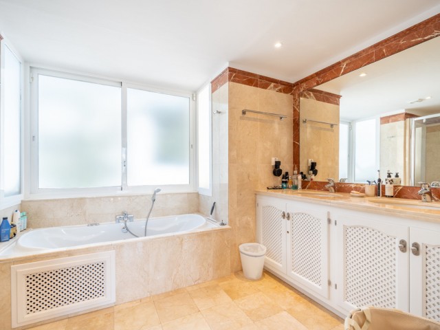 Villa avec 4 Chambres  à Istán