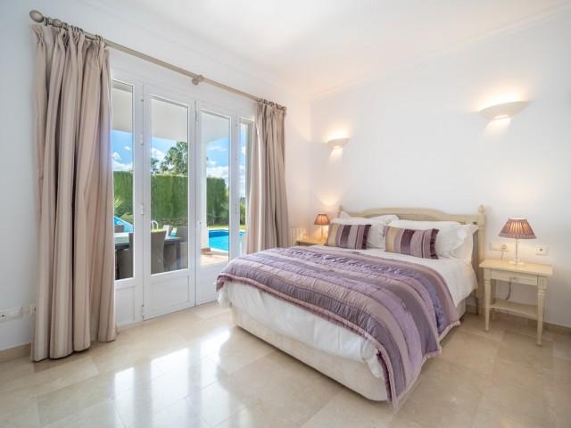 Villa con 4 Dormitorios  en Istán