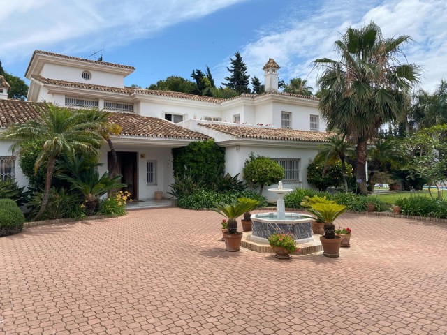 8 Bedrooms Villa in Guadalmina Baja