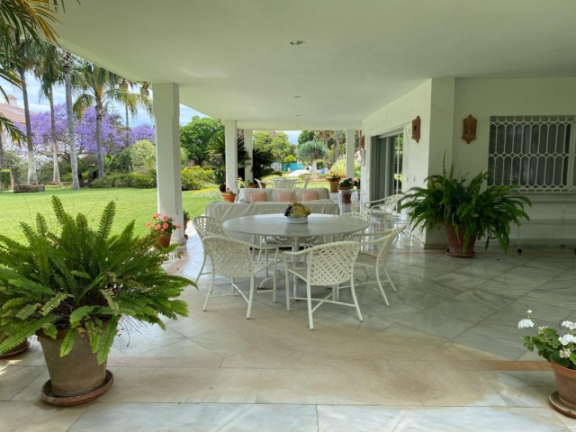 8 Bedrooms Villa in Guadalmina Baja